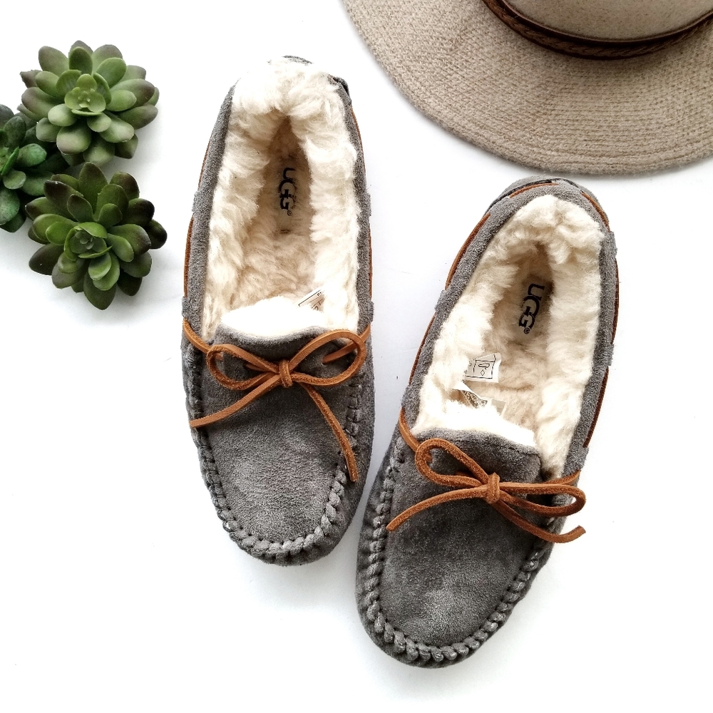 UGG Dakota Slipper Moccasin Size 5